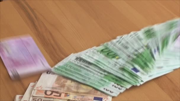 Een grote som geld van verschillende denominaties valt op de tafel — Stockvideo