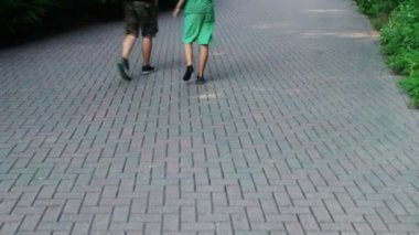 İki insanlar yavaş yavaş Taşlı bir yol boyunca gider