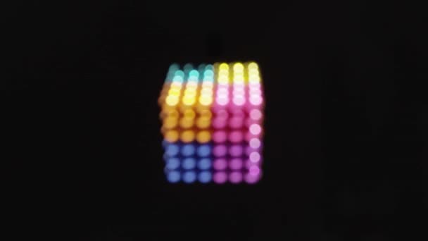 Hypnotiserende kleurrijke kubus rotatie — Stockvideo