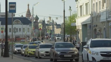 Sokakta yürüyen insanlar. Şehirdeki arabalar ağır çekimde.