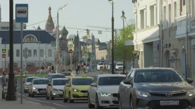 Sokakta yürüyen insanlar. Şehirde arabalar var..