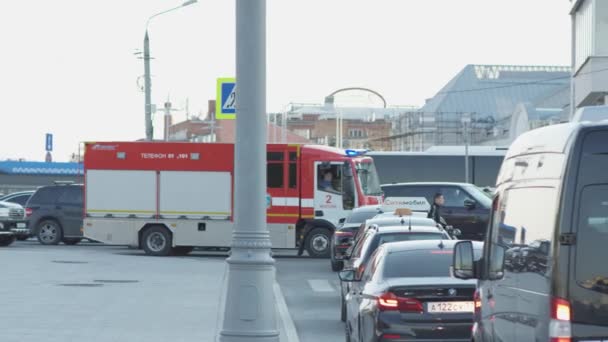 Camion Incendie Sur Route Les Embouteillages Ville Mouvement Lent — Video