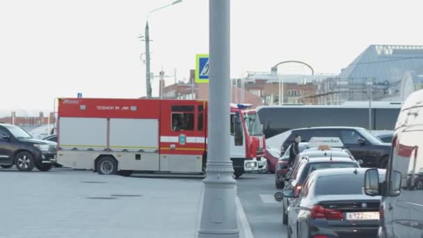 Feuerwehrauto Unterwegs Stau Der Stadt — Stockvideo