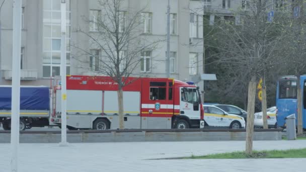 Пожарная Машина Дороге Городе Пробка Дорогах Медленное Движение — стоковое видео