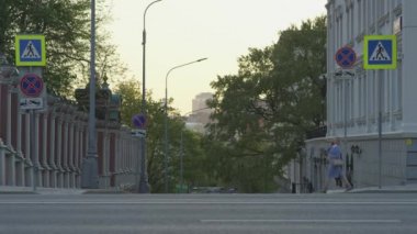 Şehirdeki trafik yüzünden. Arabalar yolda. Moskova ağır çekimde.