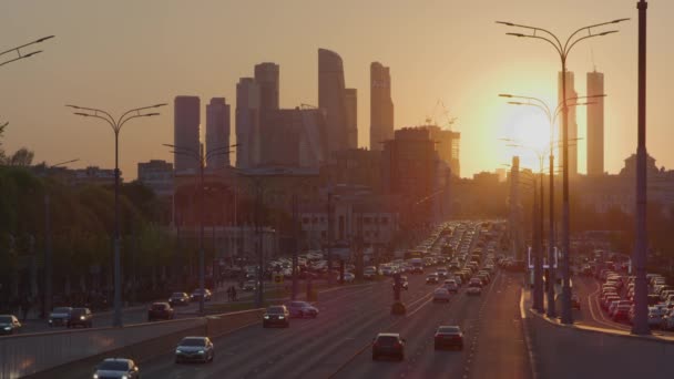 Verkehr Auf Der Autobahn Der Stadt Moskauer Stadt Sonnenuntergang — Stockvideo