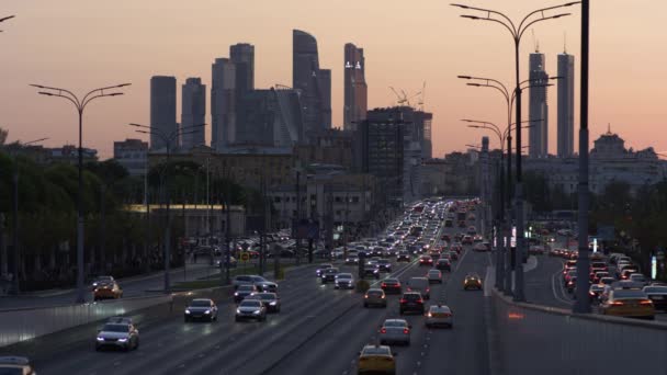 市内の高速道路での交通 日没のモスクワ市 — ストック動画