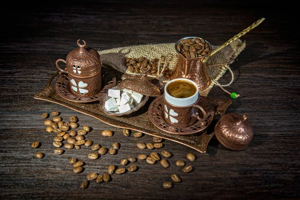 Koffie Met Snoepjes Een Dienblad Met Bonen Een Donkere Houten — Stockfoto