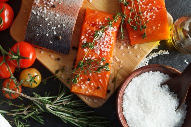 Somon filets ahşap tahta üzerinde