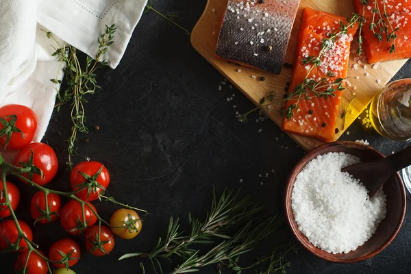 Филе лосося на деревянной кухонной доске — стоковое фото
