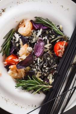 Siyah spagetti karides ve sebze ile