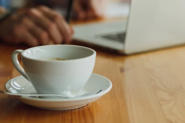 Freelancer trabajando en una cafetería. Imagen de stock — Foto de Stock