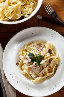 Bir creame sos ile makarna mantar