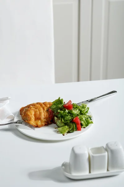 Τηγανητό βοδινό κρέας με σαλάτα στο λευκό τραπέζι. Στόκ εικόνων — Φωτογραφία Αρχείου
