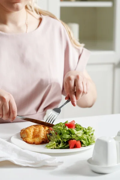 Gebakken rundvlees met salade op witte tafel. Stock beeld Stockfoto