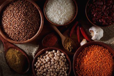 çeşitli kabuğu çıkarılmış tane kase kaşık baharat ile