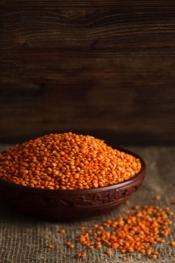 Mercimek çul üzerinde kase. Stok görüntü