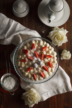 Kiraz ve çırpılmış krema ve çilek ile tart