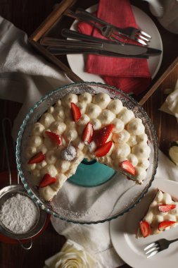 Kiraz ve çırpılmış krema ve çilek ile tart