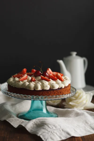 Tarte aux fraises, cerise et crème fouettée — Photo