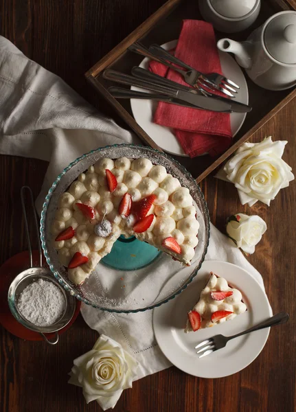 Tarte aux fraises, cerise et crème fouettée — Photo