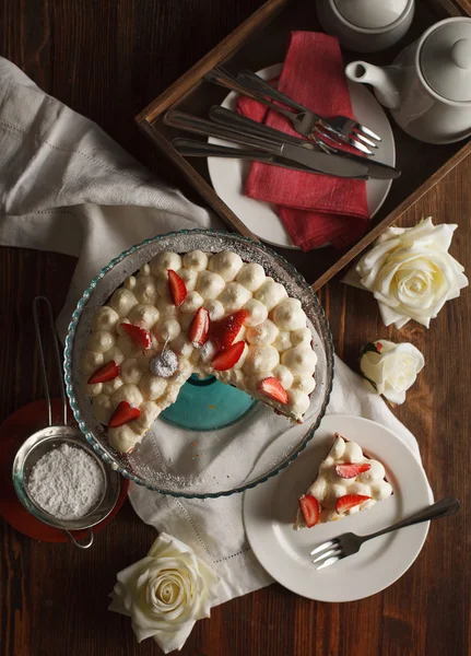 Tart com morangos e cereja e chantilly — Fotografia de Stock