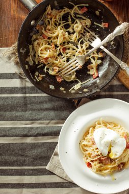 Spagetti Carbonara haşlanmış yumurta ile. Italyan Mutfagi