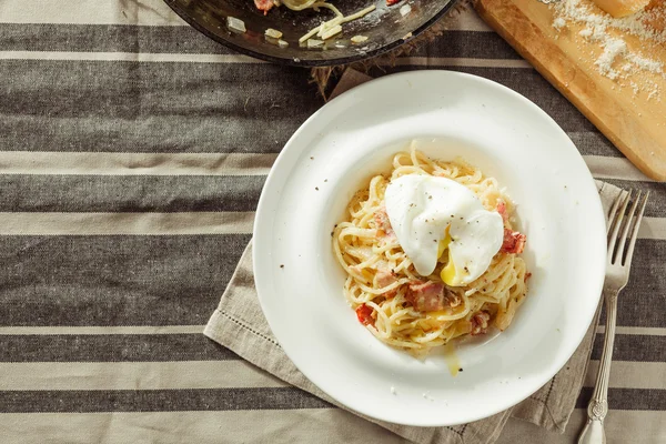 Spaghetti Carbonara with poached egg. Copy space — Stock Photo, Image