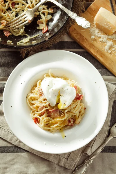 Spaghetti Carbonara med pocherat ägg. Italiensk mat — Stockfoto