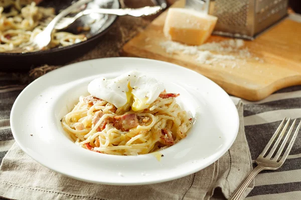 Spaghetti Carbonara med pocherat ägg. Italiensk mat — Stockfoto