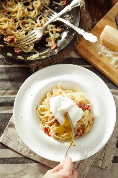 Spaghetti Carbonara z jajkiem. Kuchnia Włoska — Zdjęcie stockowe