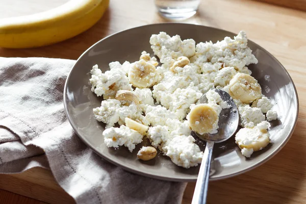 Quark mit Banane und Nüssen — Stockfoto