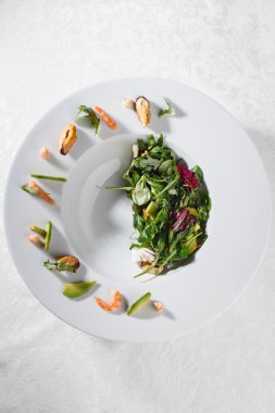 Avokado ve karides salatası