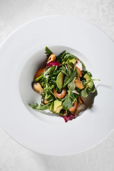 Avocado and shrimp salad — Stock Photo, Image