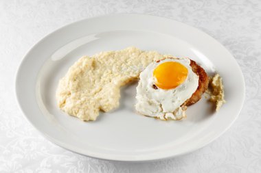 Pirzola ve yumurta darı püresi ile