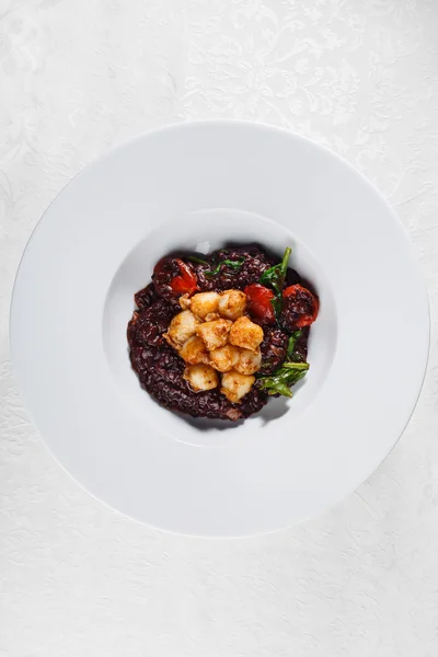 Mingau feito com arroz selvagem e tomate — Fotografia de Stock