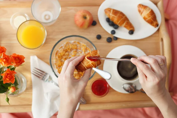 Ontbijt geserveerd in bed — Stockfoto