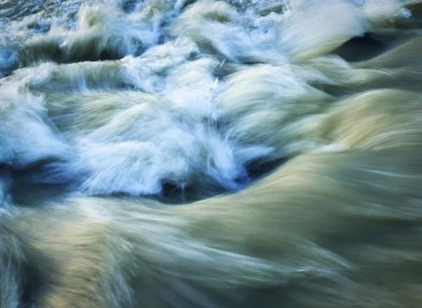 Em ondas de rio selvagem escuro — Fotografia de Stock