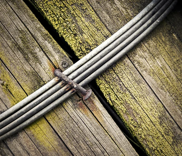 Der eiserne Drahtzieher auf Holz — Stockfoto