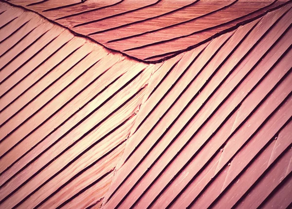 Retro kırmızı çatı çelik saçtan kaytardın — Stok fotoğraf