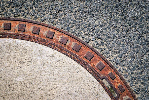 Detalle de la escotilla de alcantarillado en la carretera —  Fotos de Stock