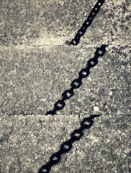 Chaînes d'ombre déchiré sur les escaliers en béton — Photo