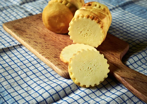 Schneiden von traditionellem Räucherkäse — Stockfoto