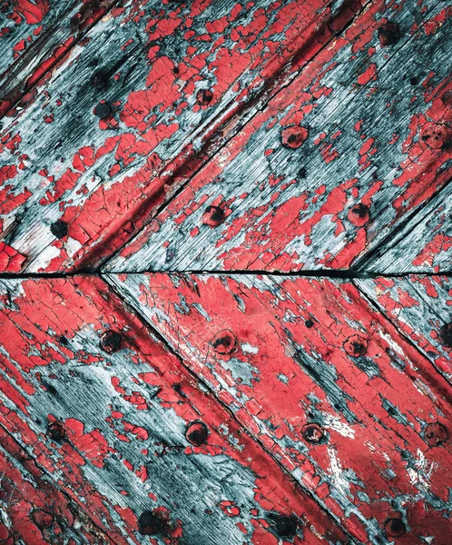 Peinture rouge pelée sur vieille porte en bois — Photo