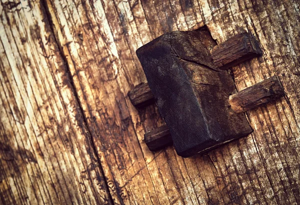 Traditionelle Verbindung zu den alten Holzbalken — Stockfoto