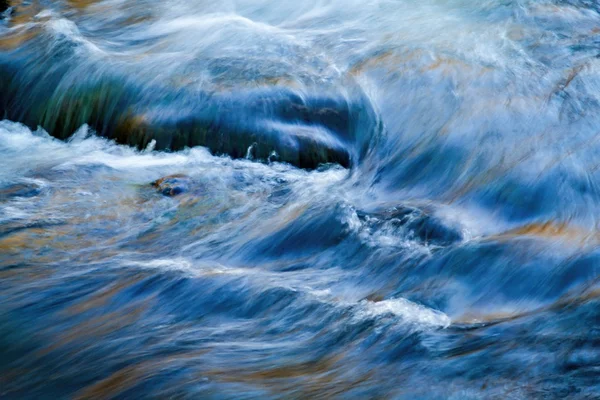 Wasser fließt in den Fluss — Stockfoto