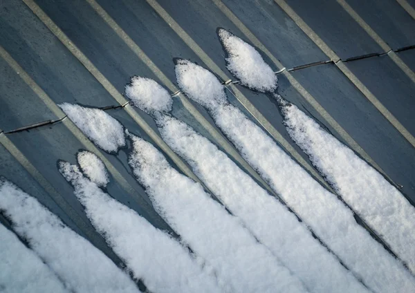 Neve nas estatuetas do telhado — Fotografia de Stock