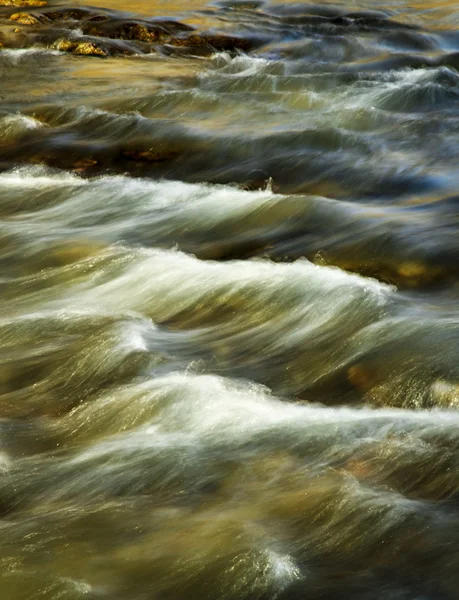 Sfocatura fiume selvatico — Foto Stock