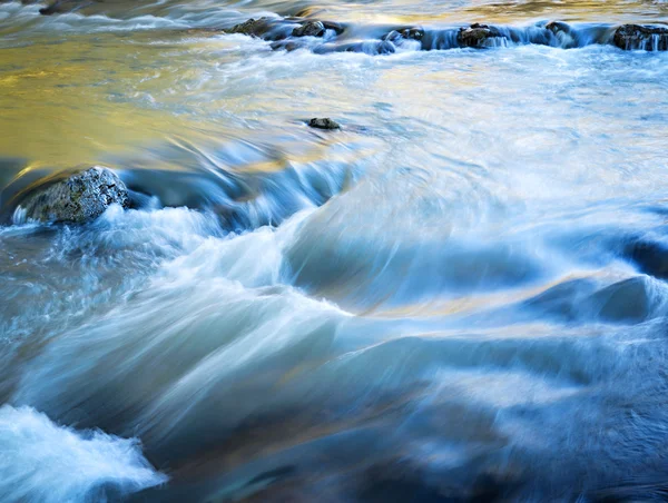 Abend wilder Fluss — Stockfoto