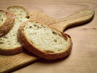 Kesme tahtasında dilimlenmiş ekmek.